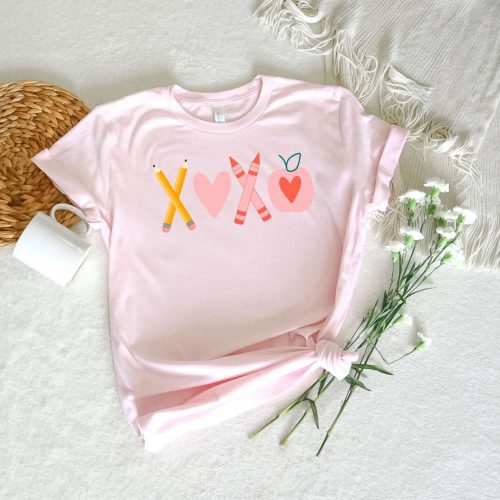 XOXO T-Shirt: Apple Teacher Shirt for School – Perfect Valentines Day & Love Gift for Kindergarten Teachers