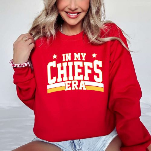 Retro Chiefs Era Sweatshirt: Funny Football Shirt with Travis Kelce Design – Ideal for Football Fanatics! Chiefs Karma Gameday T-shirt